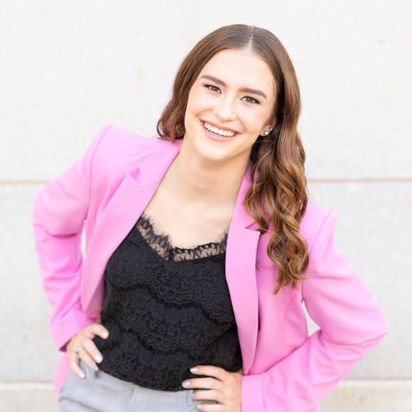 Profile Picture of Ryly Ziese (@like2model) on Poshmark