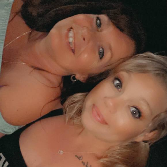 Profile Picture of Danielle Nicely (@nicely12287) on Poshmark