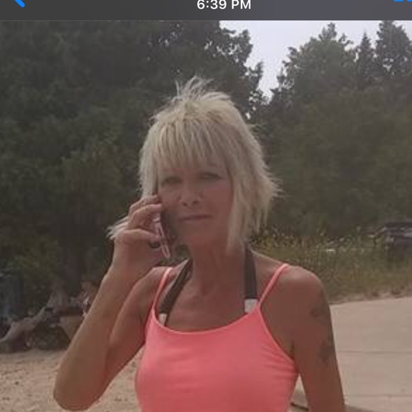 Profile Picture of Laurie Hoaglund (@lauriehoaglund) on Poshmark