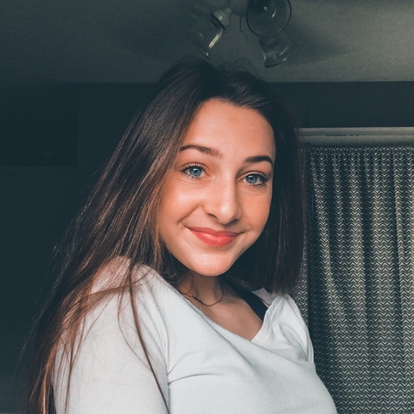 Profile Picture of Molly Gilhooly (@mgilhooly16) on Poshmark