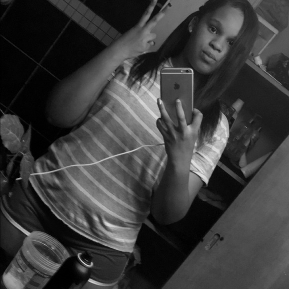 Profile Picture of Cheyenne Simpson (@csimp01) on Poshmark