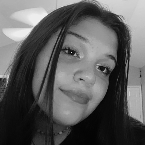 Profile Picture of Arica Hudelson (@arica_hudelson) on Poshmark
