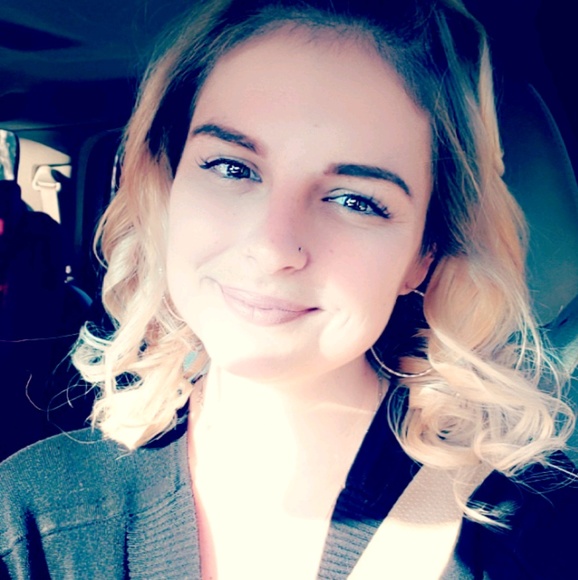 Profile Picture of Nichole Linardic (@nicholelin1219) on Poshmark