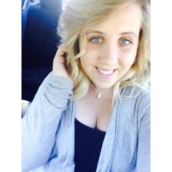 Profile Picture of Samantha Kirchhoff (@skirchhoff) on Poshmark