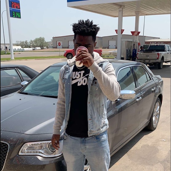 Profile Picture of Blake Bell (@blakederrick311) on Poshmark