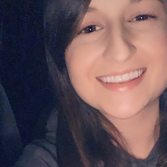 Profile Picture of Amanda Sage (@ansage92) on Poshmark