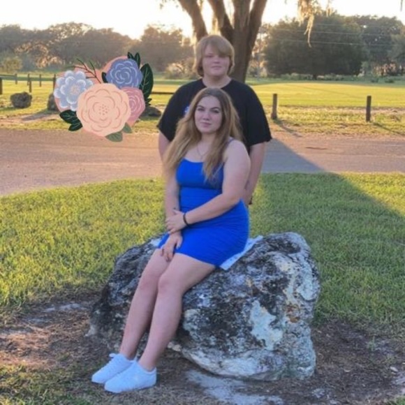 Linzey Golladay - Poshmark Profile Picture of Linzey Golladay (@linzeygolladay) on Poshmark