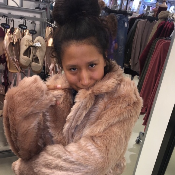 Profile Picture of Demi Burell (@whyyyytu) on Poshmark