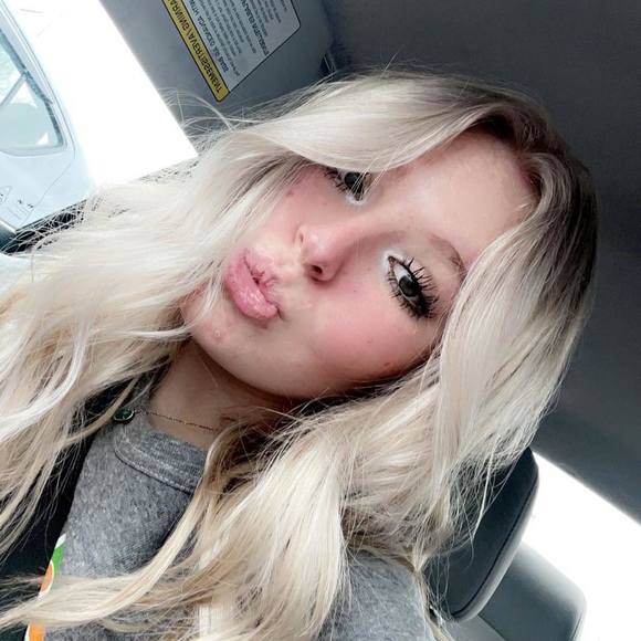 Profile Picture of Lillian Spencer (@spencer_lilly) on Poshmark