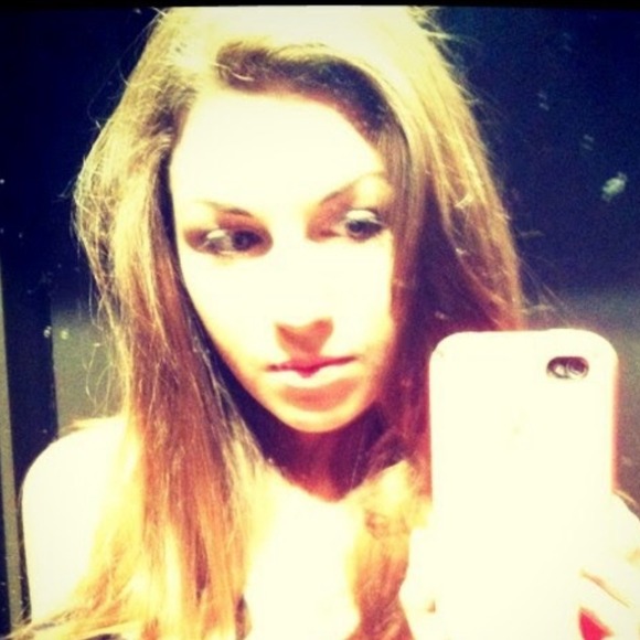 Laura Trulli - Poshmark Profile Picture of Laura Trulli (@ltrulli2010) on Poshmark