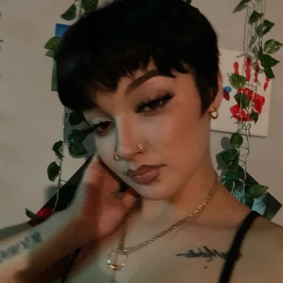 Arianna Storlie - Poshmark Profile Picture of Arianna Storlie (@arii651) on Poshmark