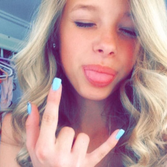 Profile Picture of Savannah Sutton (@savannuuhh__) on Poshmark