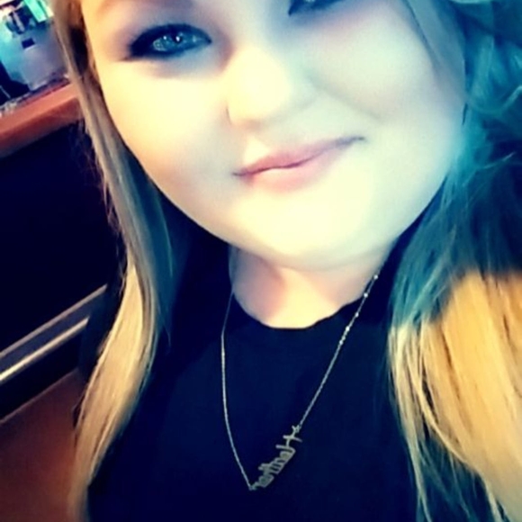 Profile Picture of Heather Ahlbrandt (@hla9390) on Poshmark