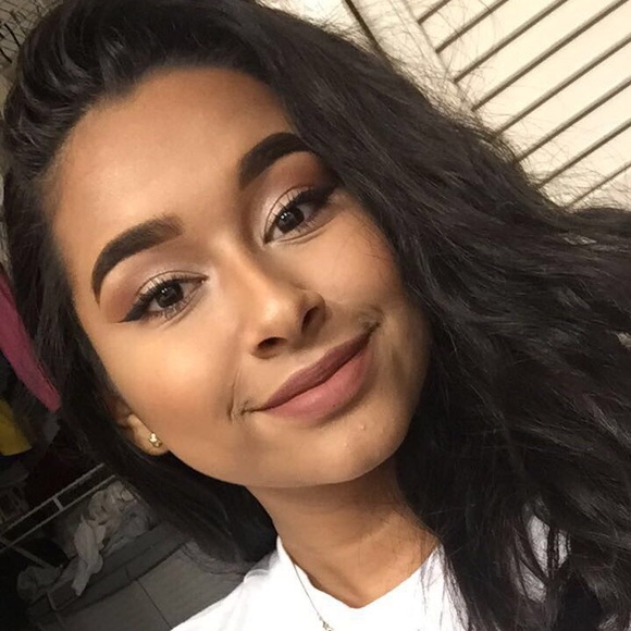 Profile Picture of Barbara Molina (@barrrbaralol) on Poshmark