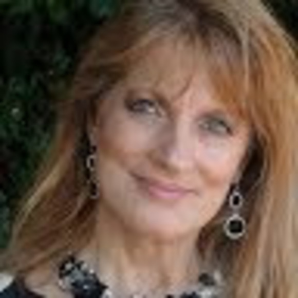 Profile Picture of Lisa Holthaus (@holthausca) on Poshmark