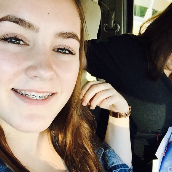 Profile Picture of Olivia Bergold (@oliviachloe52) on Poshmark