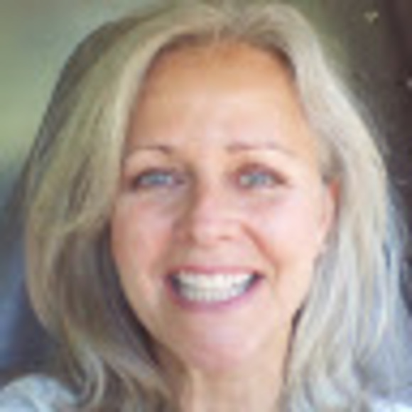 Profile Picture of Alice King (@aliceking180) on Poshmark