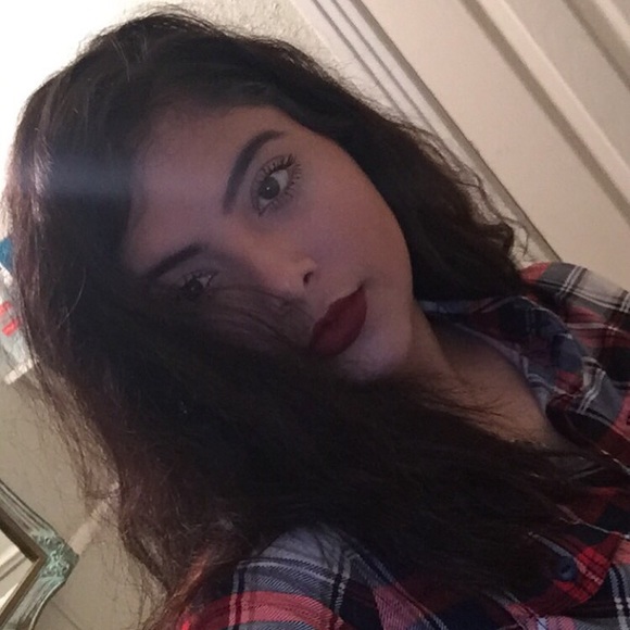 Profile Picture of Lupe Ledesma (@lupeledesmaa) on Poshmark