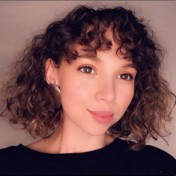 Profile Picture of Jillianne Abbott (@jilliannea) on Poshmark