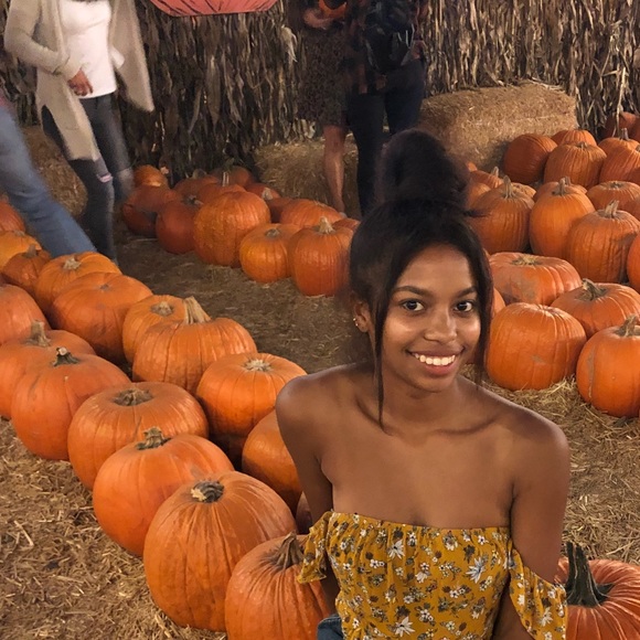 Profile Picture of Essence Hollins (@esseboo) on Poshmark