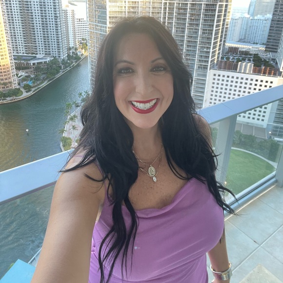 Profile Picture of Jacqueline Craven (@charlottesmommu) on Poshmark
