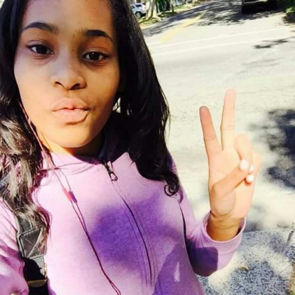 Profile Picture of Kenisha Jefferson (@lightskinjawn) on Poshmark