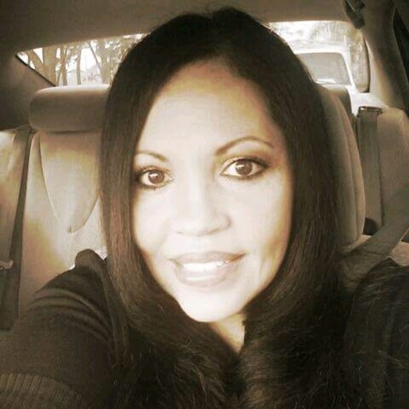 Profile Picture of Bernadette Setteducate (@wireisland) on Poshmark