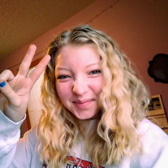 Profile Picture of Elizabeth Harstad (@elizabeth_hars) on Poshmark