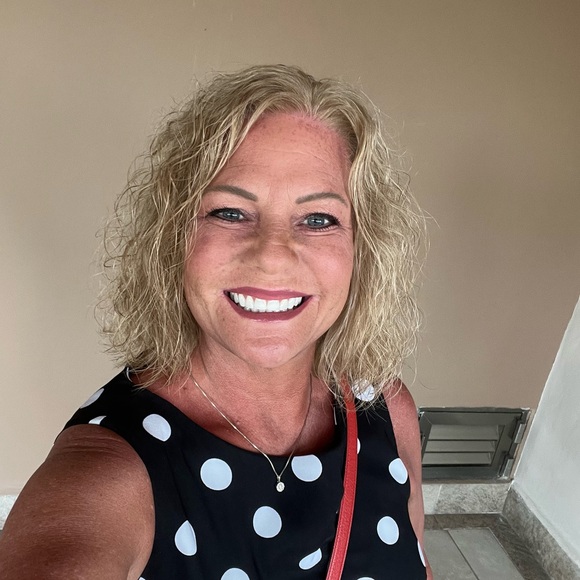 Profile Picture of Christin Schreiner (@christinls) on Poshmark