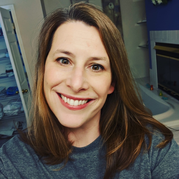 Profile Picture of Angela Varisco (@variscoa) on Poshmark