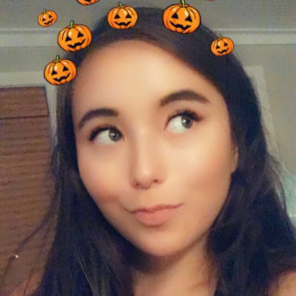 Profile Picture of Julia Thiemonge (@jglennt) on Poshmark