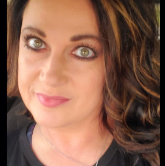 Profile Picture of Amanda Mcfarland (@amanho3579) on Poshmark