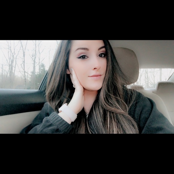Profile Picture of Hannah Kallam (@hannahkchris) on Poshmark