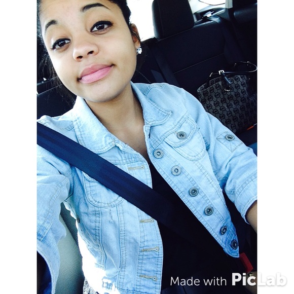 Profile Picture of Jasmin Vandyke (@jazzyarianna) on Poshmark