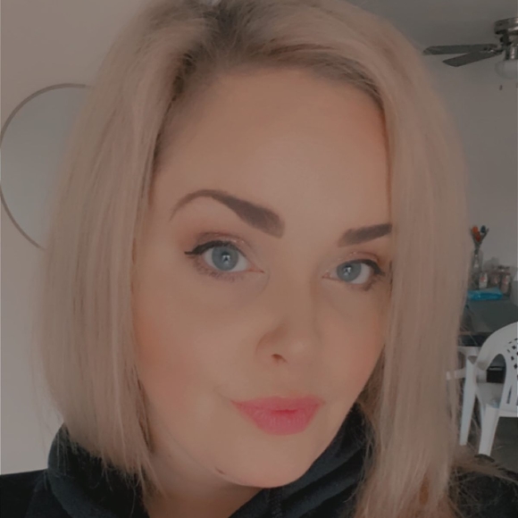 Profile Picture of Mandy Evans (@mevans1980) on Poshmark