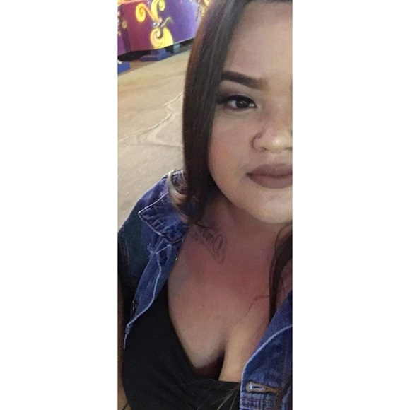Profile Picture of Dee Alvarez (@xoxoxdeee) on Poshmark