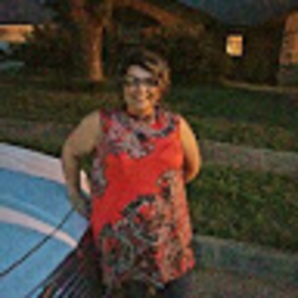Profile Picture of Lynn Gibbs (@hunnie_n_homer) on Poshmark