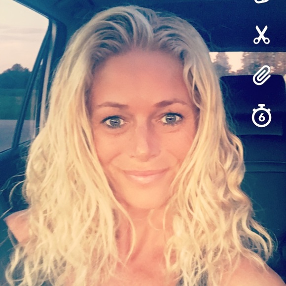 Profile Picture of Amber Moore (@amberzm) on Poshmark