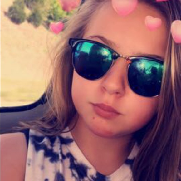 Profile Picture of London Schneickert (@london_993) on Poshmark