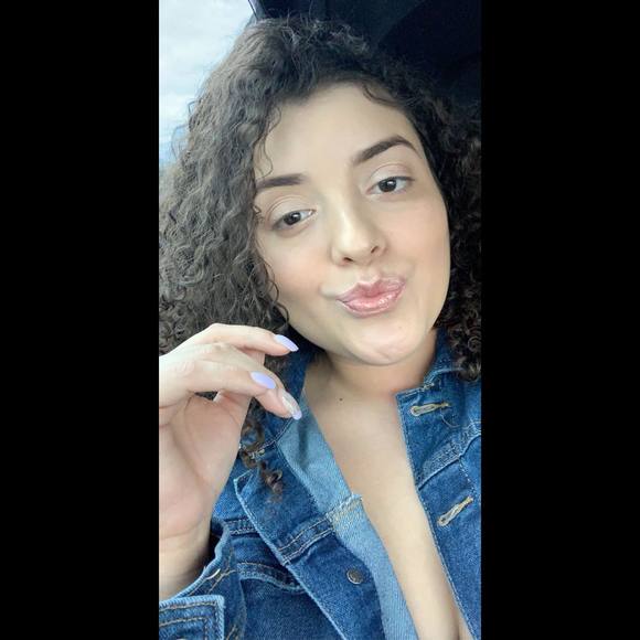 Profile Picture of Karina Velasquez (@karinavelasq874) on Poshmark