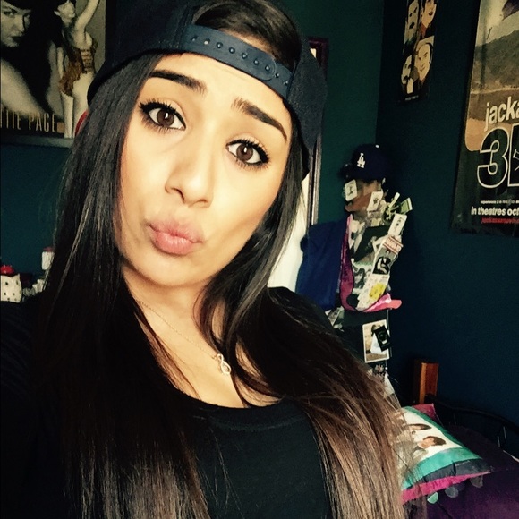 Profile Picture of Inez Alvarez (@inezalvarez94) on Poshmark