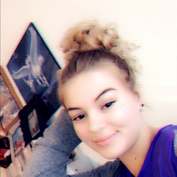Profile Picture of Alexxis Mckeen (@alexxis_mckeen) on Poshmark