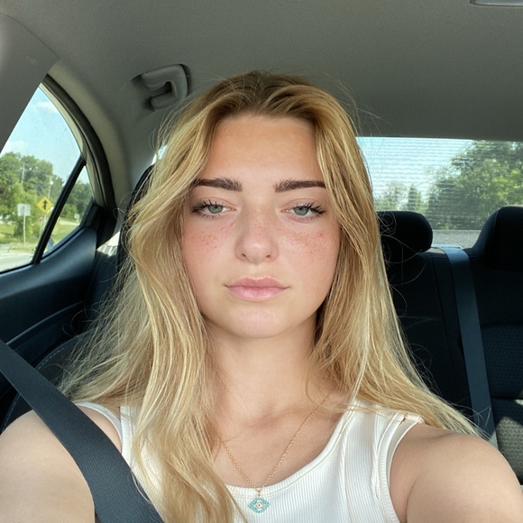 Profile Picture of Karina Semeryuk (@karinasem) on Poshmark