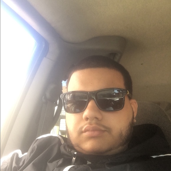 Profile Picture of Steven Tavarez (@stavarez24) on Poshmark