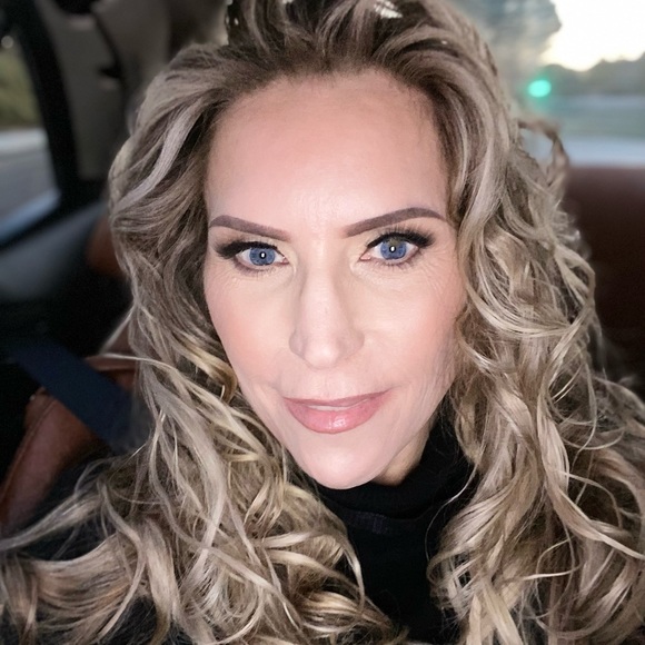 Profile Picture of Tracie Post (@traciepost) on Poshmark