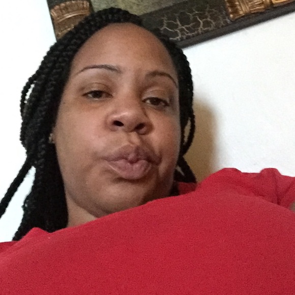 Profile Picture of Ronita Barrett (@bigkaat_85) on Poshmark