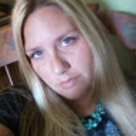 Profile Picture of Shannon Leary (@shaynrichie) on Poshmark