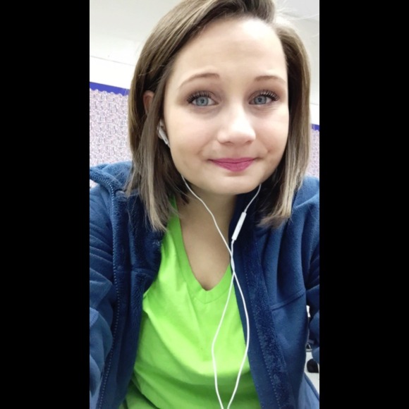 Profile Picture of Danielle Rumbaugh (@danielle0monet) on Poshmark