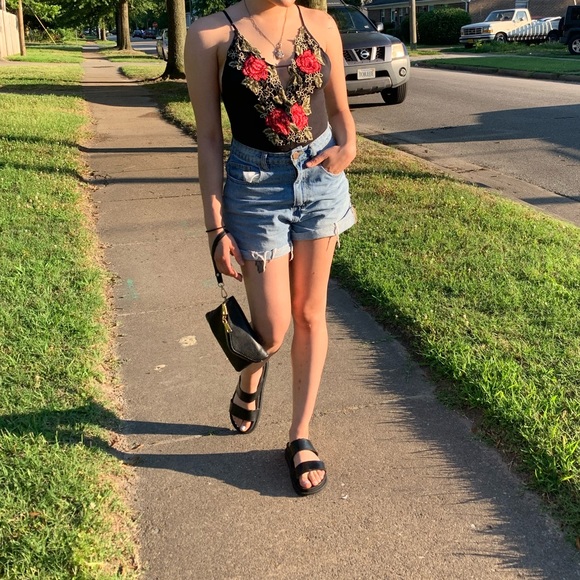 Profile Picture of Danielle Fennelly (@turningaleafd) on Poshmark
