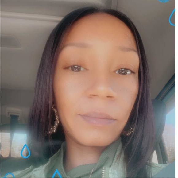 Profile Picture of Naomi Micheo (@naomimicheo) on Poshmark